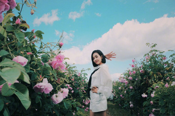 活力运动外套配粉色亮片短裙 宋茜的少女时尚