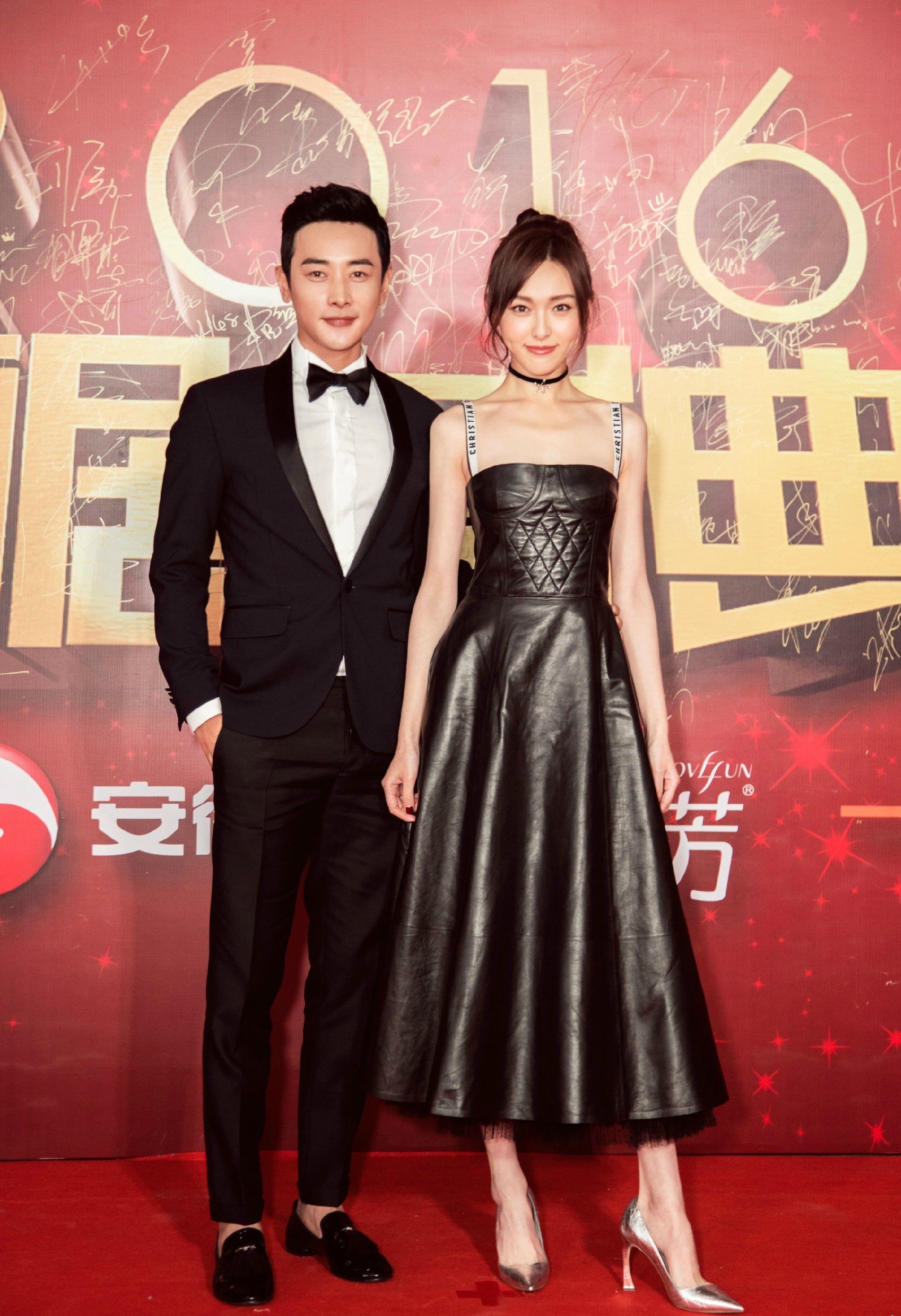 唐嫣,黑色连衣皮裙,配上一双高跟鞋,高挑又优雅