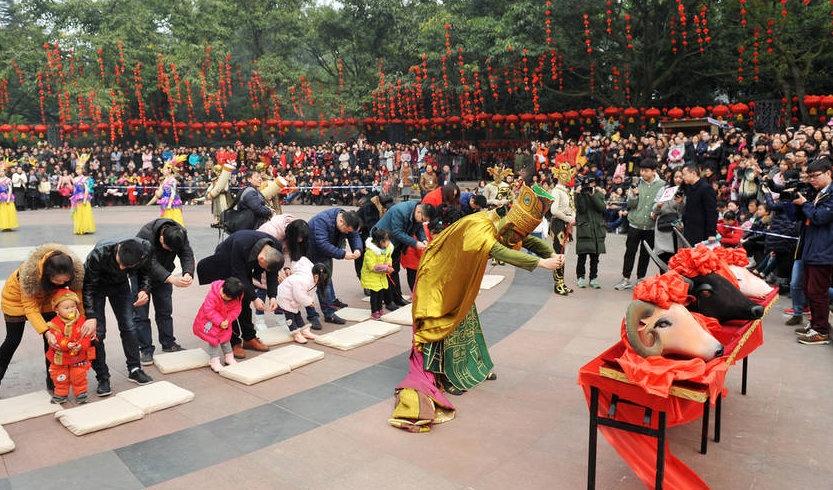 据了解,广汉保保节,源于川西民俗"游百病"和"拉保保",由两个活动相融
