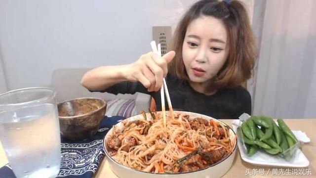 大胃王主播下线忘记关摄像头,才知道原来吃播