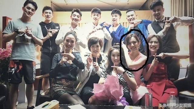 郑恺晒出同学聚会照,陈赫瘦的很抢镜,而网友却