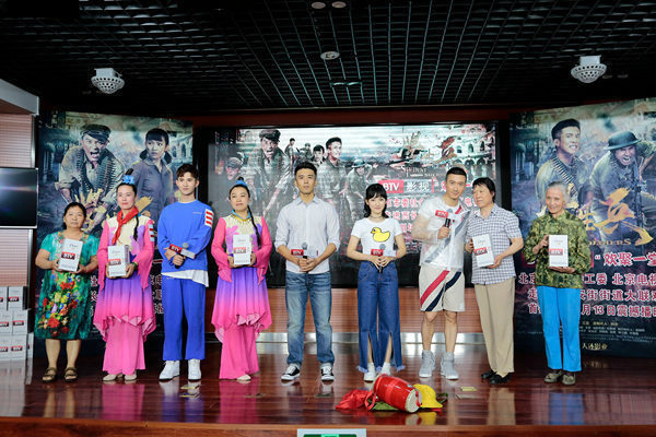 《学生兵》走进西长安街街道 小张铎重返十八岁 《学生兵》走进西长安街街道 小张铎重返十八岁