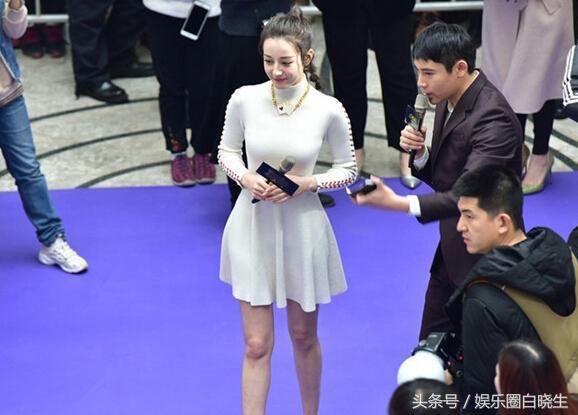 俯拍迪丽热巴白毛衣出席活动 网友:注意看她的