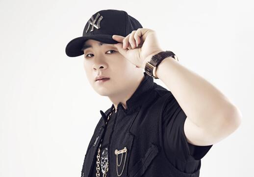 ag 官网:何宗龙获最佳人气奖 主演新电影将登院线