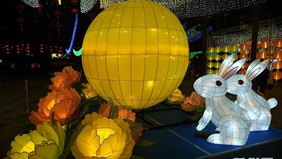 香港举办中秋彩灯会 游客拍照