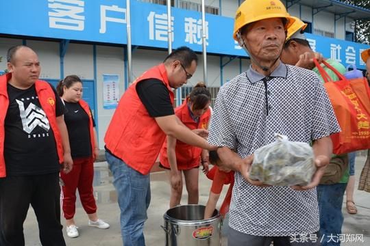 中牟县林场志愿者包粽子送爱心 农民工共享香