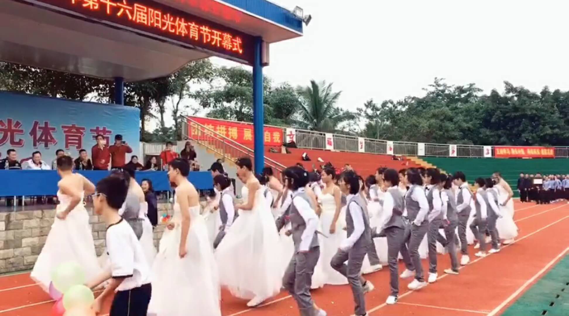 全班女生做伴郎男生做伴娘,这场在母校举行的