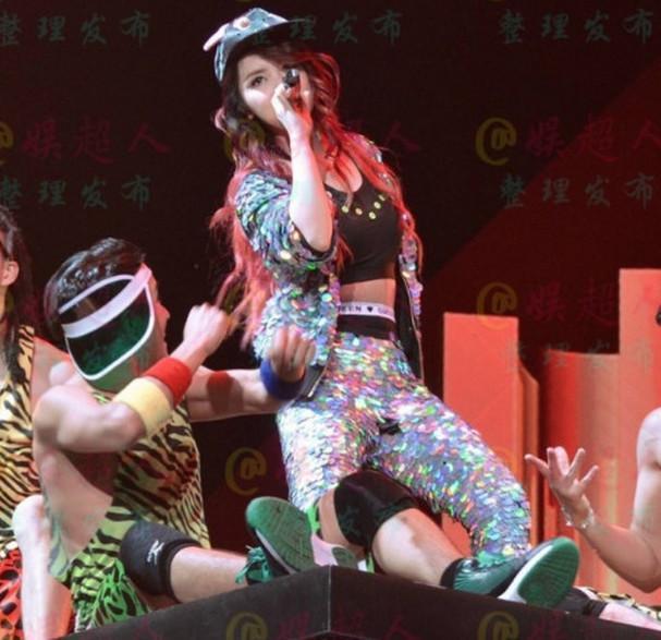 邓紫棋演唱会尺度太大!渔网袜加低胸!裤子上乱开洞!