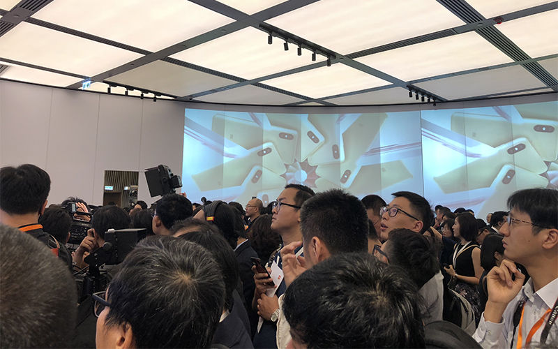 小米港股上市首日破发,雷军感谢李嘉诚马云马