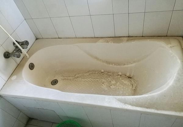 最可怕的是公共卫生间的马桶,脏的简直看了想呕吐,就这样的请清洁工都