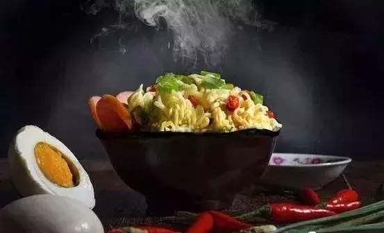 为什么方便面一包不够吃,吃两包就恶心了?