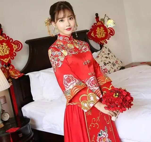 新年快乐,自然得穿上喜庆的火红色旗袍