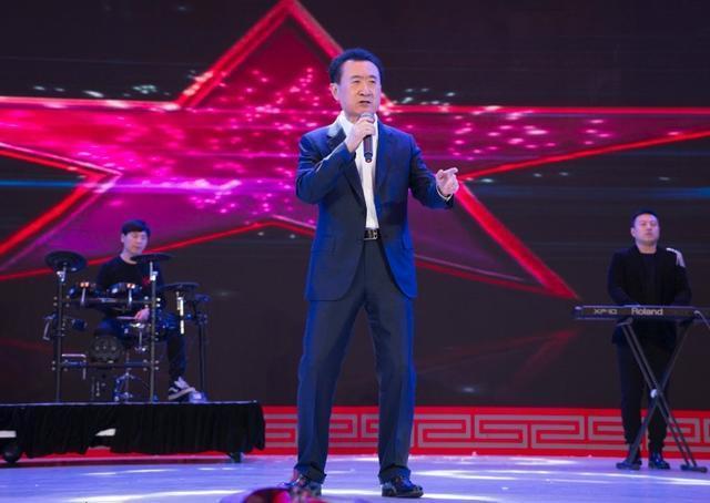 王健林年会彪高音受捧:房地产耽误了歌唱事业