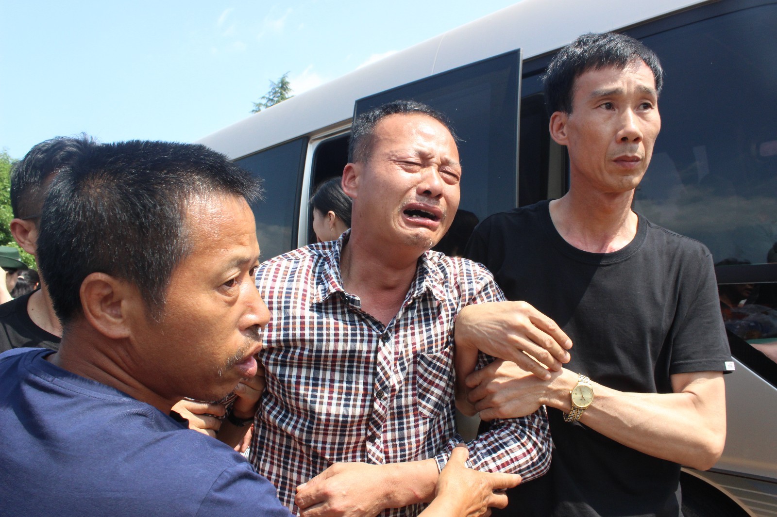 谢勇烈士魂归故里家乡父老送最后一程