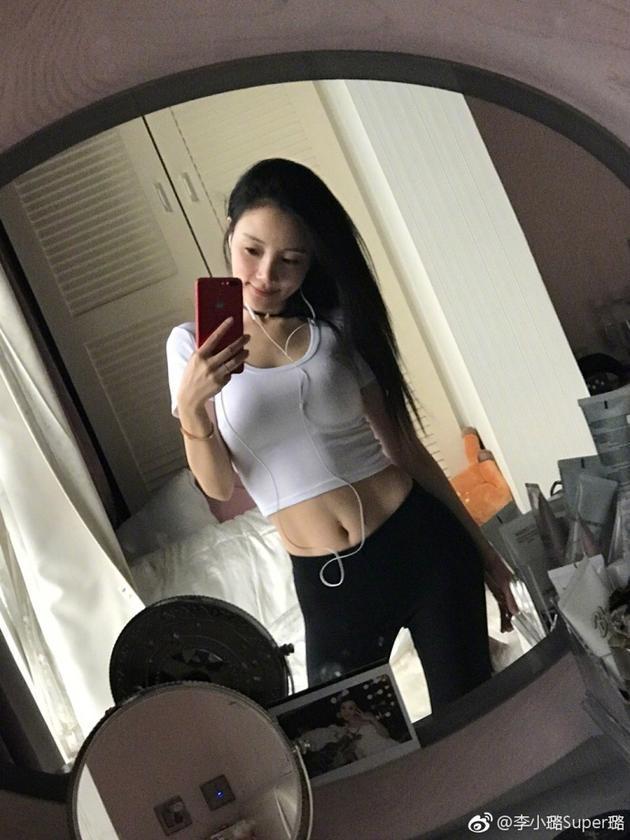 李小璐练舞前晒美照 傲人上围马甲线太吸睛(图2)