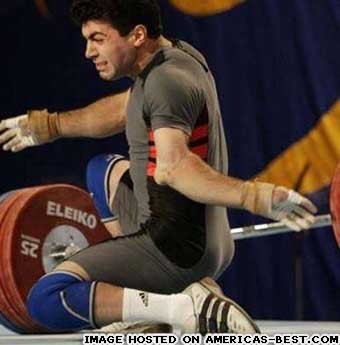 举重赛场上手臂受伤十分常见。