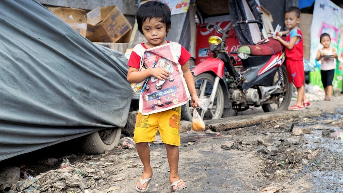 这个贫民窟有12万人靠垃圾谋生,女孩大多十几岁就怀孕