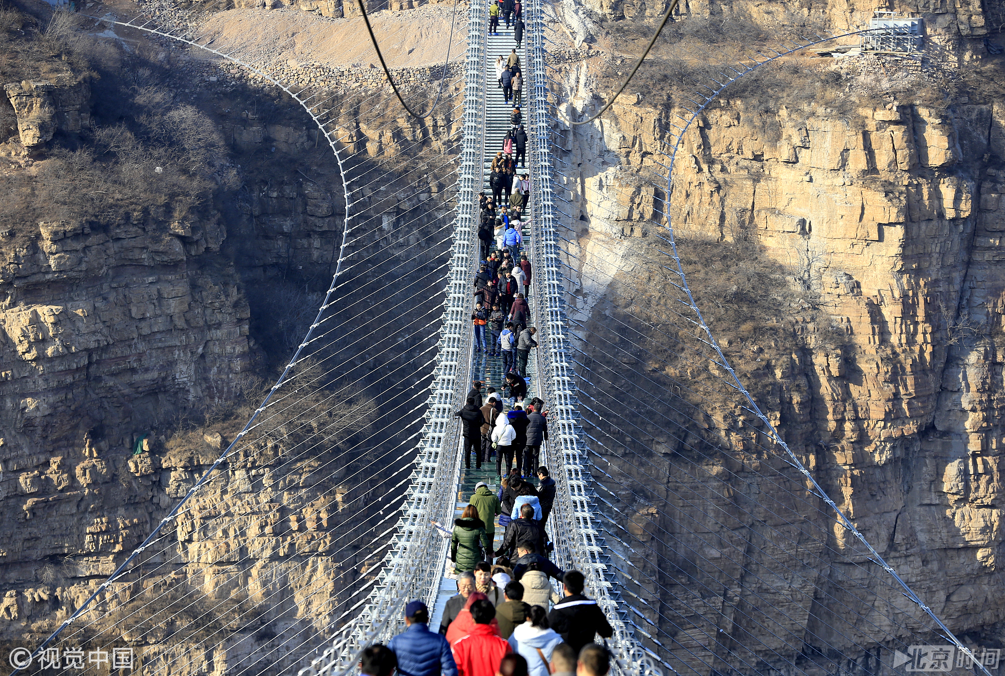 该桥全长488米，宽4米，桥面与地面垂直落差约218米，可容纳600人同时通过。