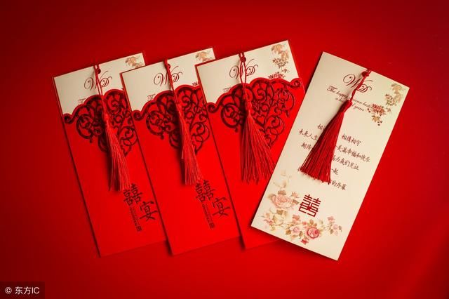 同事结婚,老板送上大红包,拆开红包同事连夜