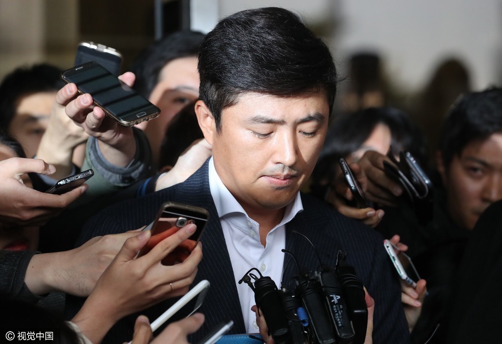 崔顺实"神秘小白脸"露面接受检方调查