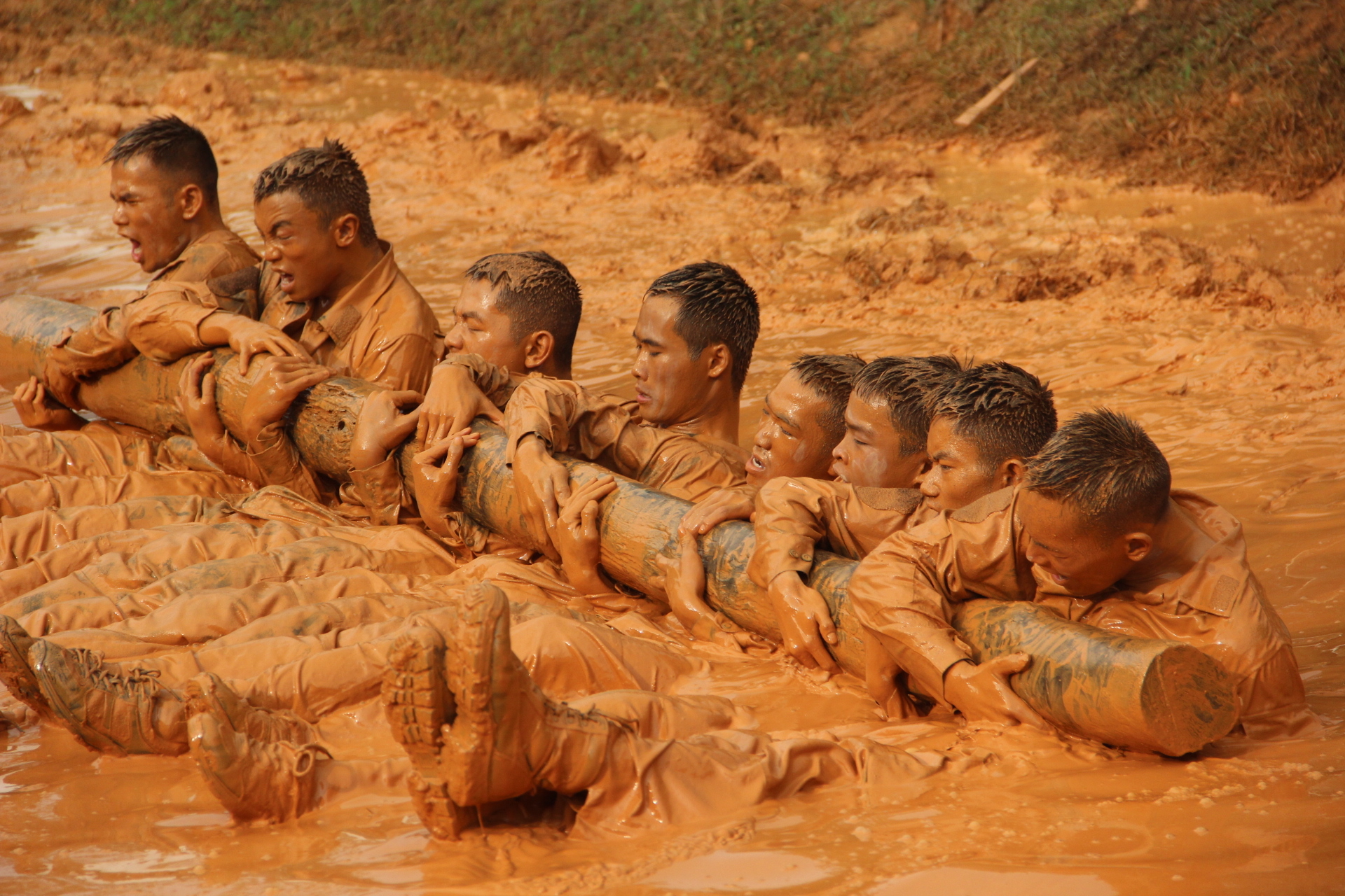 2017年3月20日至26日,武警广东省总队组织数百名特战队员在全省分6个片区展开为期一周的“魔鬼周”极限训练,这是特战队员在泥潭里进行圆木托举训练。潘桂添摄
