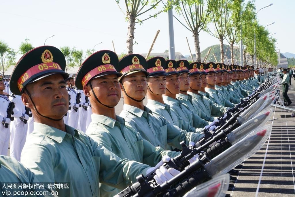 早在2019年5月份，“平型关大战突击连”、“模范红五团”两支英模部队方队的第79集团军某合成旅40余名参训官兵就在北京阅兵基地进行训练，整齐划一、分毫不差，用高标准履行新使命；挥汗如雨、奋勇争先，把阅兵场当作练兵场，以优异成绩完成这次特殊考验。