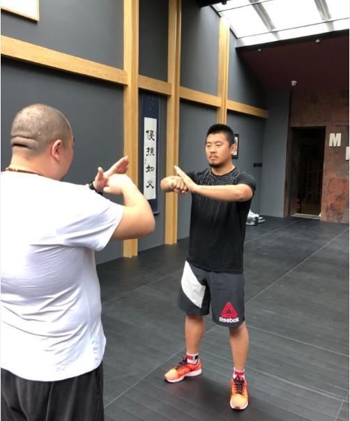 狂人徐在搏击江湖可以说成为了风云人物,他在前不久打败咏春丁浩之后