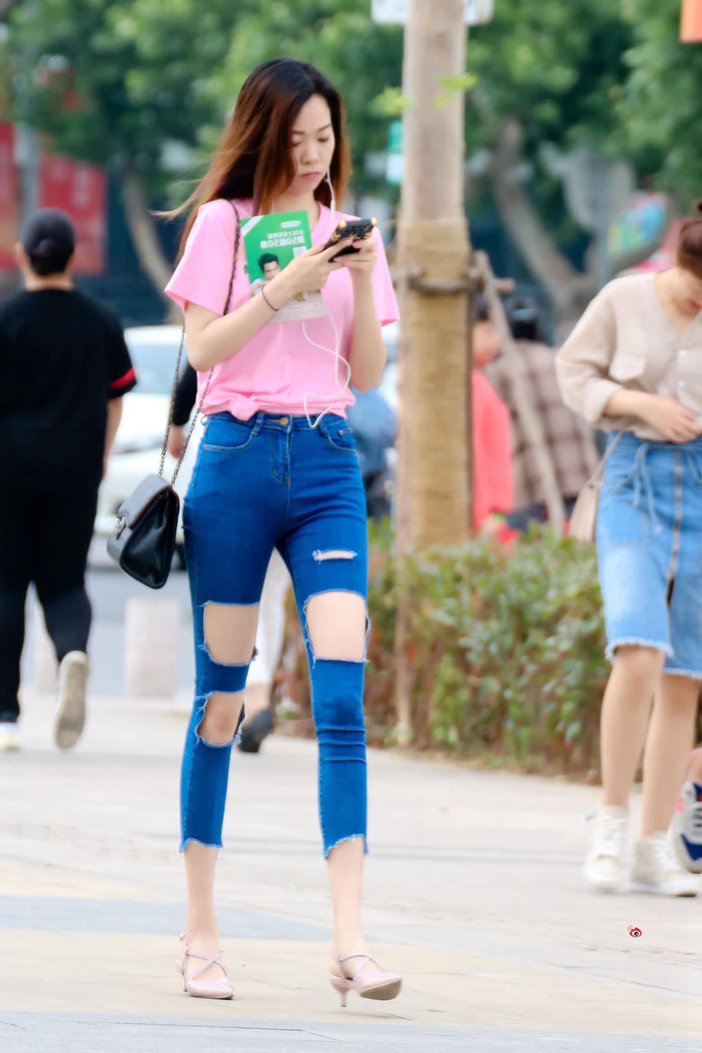 小姐姐破洞牛仔裤白皙美腿大摇大摆的展现出来