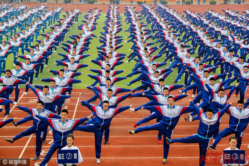 辽宁丹东高中生运动会 四千学生沿街游阵仗大