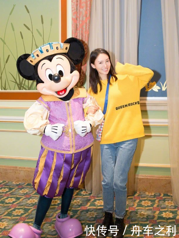 金晨下手真狠,穿高跟鞋脚背竟拱成了180度?看