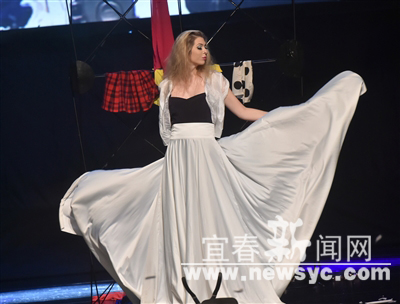 来自美国的罗扣·希拉诺表演的魔术独具特色,表演轻松幽默,形式奇特而