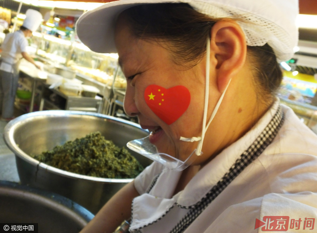 超市营业员脸贴国旗 柜台挂标语欢度国庆节