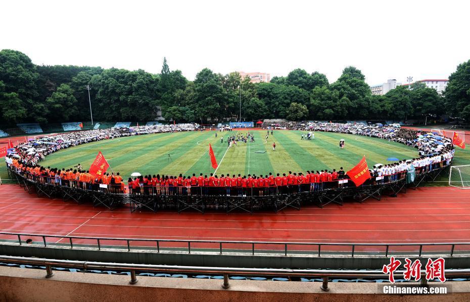 武汉一大学4千多人拍“最牛毕业照”