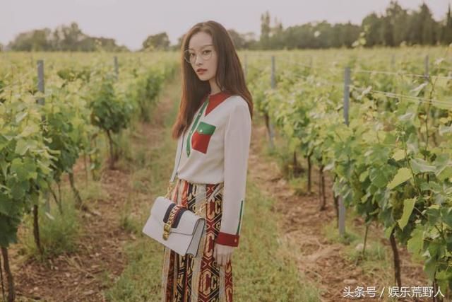 宽松长袖T恤搭配五分裤,倪妮也能凹出街头范,