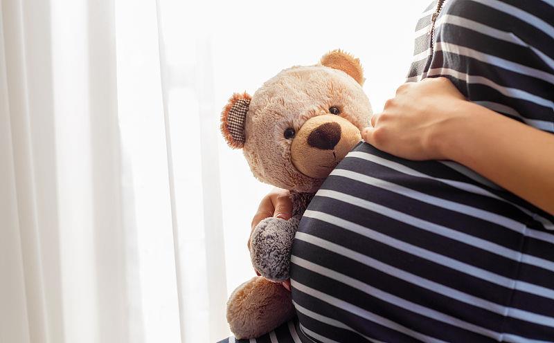 大肚孕妈公车无人让座,司机的一个行为,让乘客