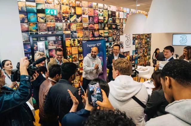 荣耀10AI摄影震惊外媒,超低售价让iPhone X和