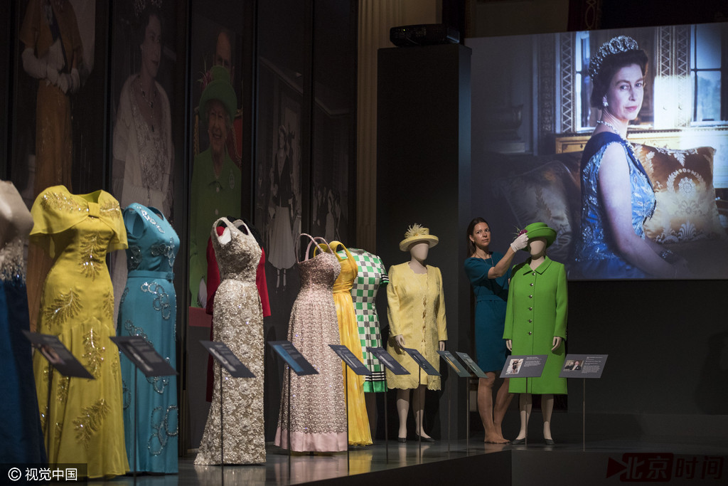 英国女王衣橱曝光 150套服饰回顾其90载人生