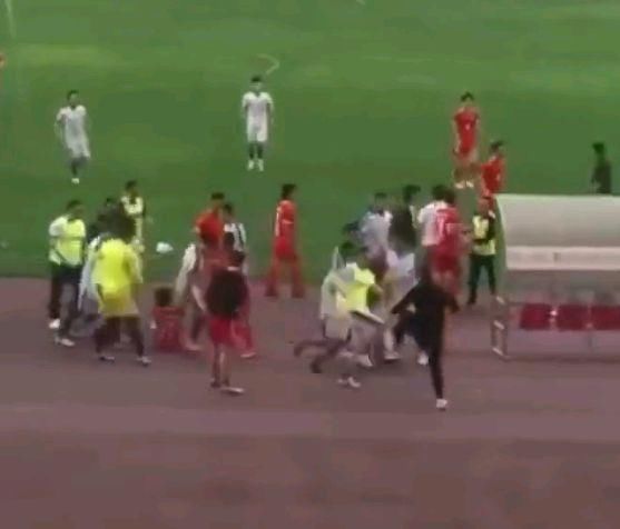 业余足球暴力事件屡禁不止,如今大学生球员又