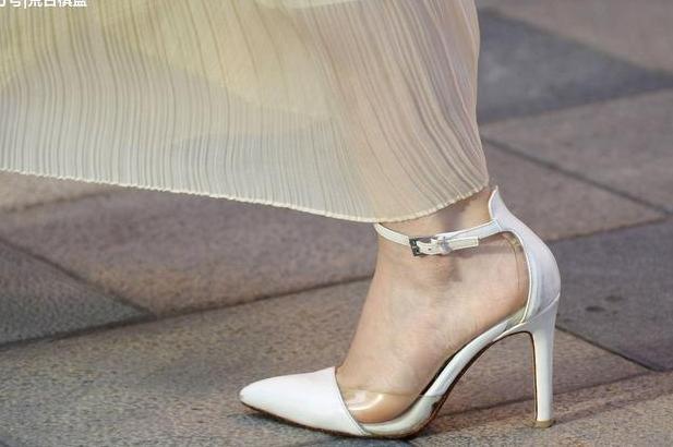 尖头细跟鞋,绽放美女足尖上的光彩
