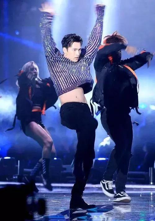 前方高能:杨洋腹肌日渐消失,欲拒还休朱一龙,都