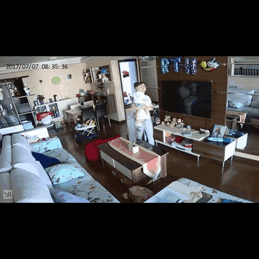 黑心保姆掌掴1岁男童 用拖把往孩子脸上抹 黑心保姆掌掴1岁男童 用拖把往孩子脸上抹