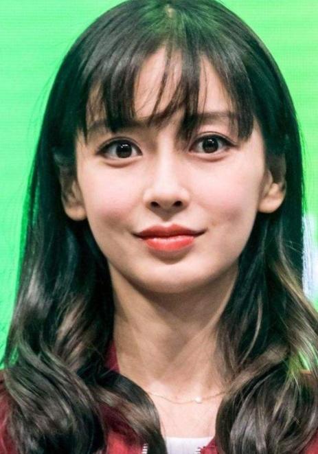 Baby杨颖耍大牌?助理没收餐厅顾客手机删照片