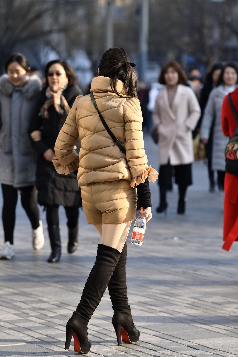 街拍:见过短裤,可是你见过羽绒短裤么?