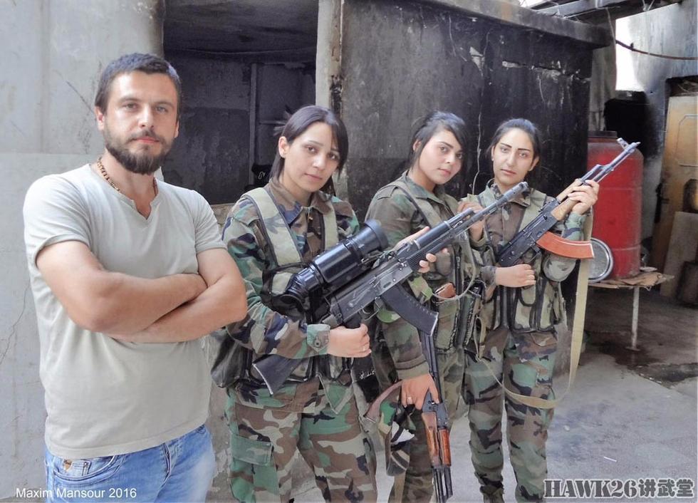 来自同一部队的另一位女狙击手使用的是加装夜视仪的AK-74M自动步枪。因为IS极端武装分子认为被女人打死会上不了“天堂”，所以这些女战士成为他们最惧怕的敌人。