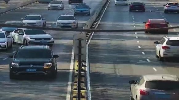 连续变道生剐蹭 妨碍车辆通行太危险