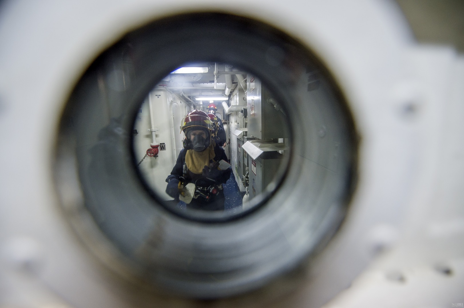 10月14日美国海军黄蜂级两栖攻击舰“好人理查德”号(LHD 6)和惠德贝岛级船坞登陆舰“日耳曼城”号（LSD 42）及两艘伯克级驱逐舰和两艘补给舰组成的舰队继续在南海训练。