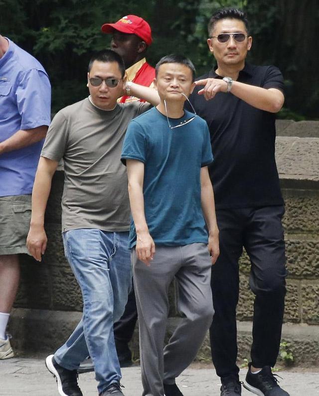 周润发裸捐56亿家产,赵薇被证监会处罚上央视