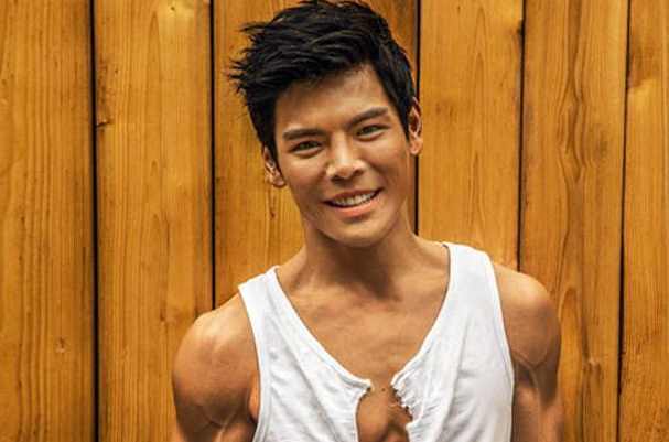 向华强大儿子向佐,为人谦逊,和马云握手时弯着