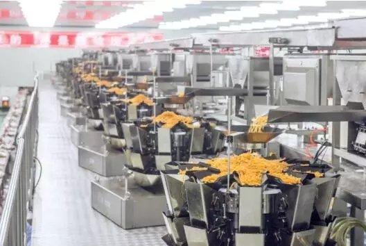 惊呆，卫龙辣条生产过程，这样的辣条你敢吃吗?