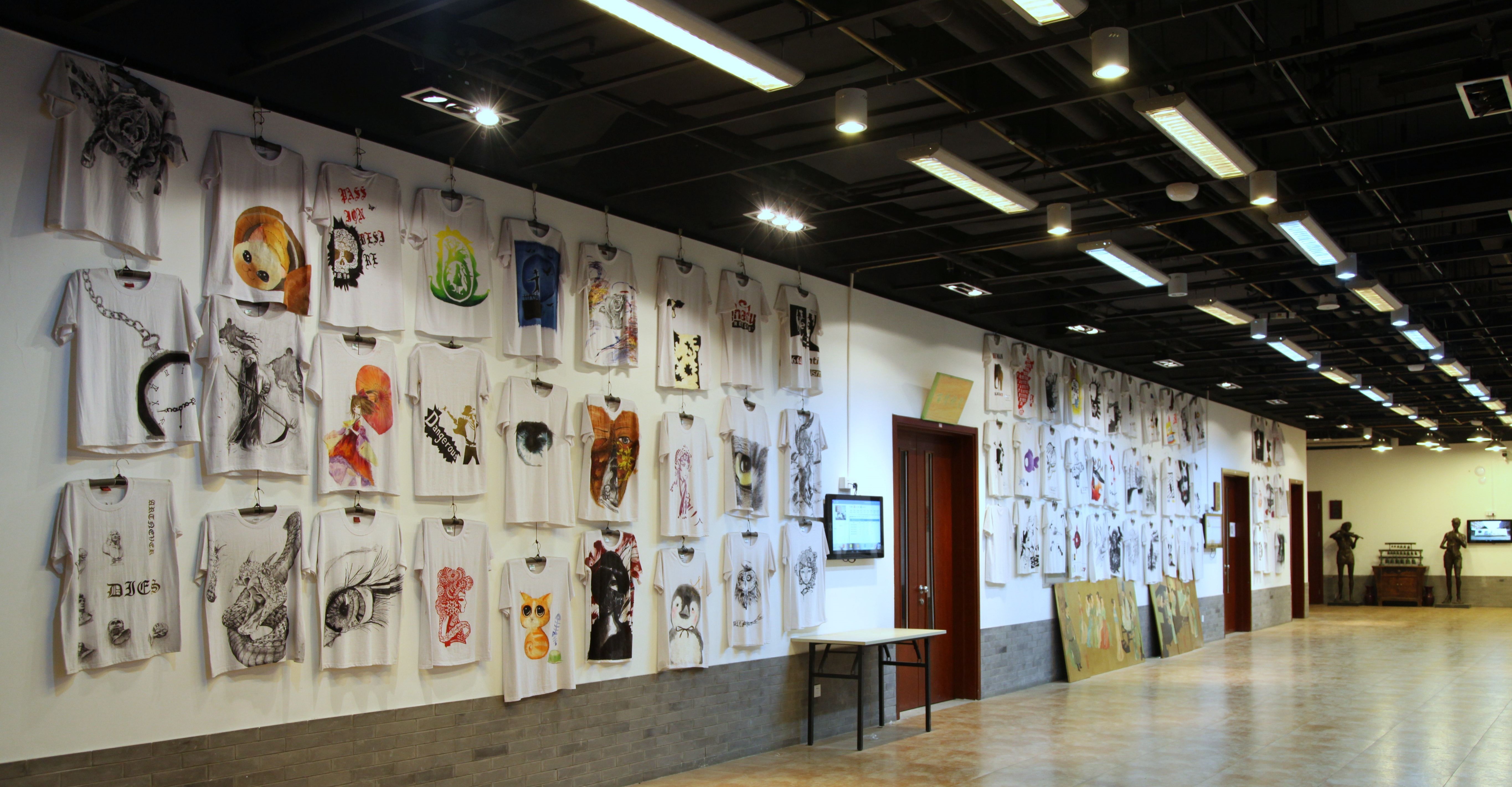 北京八中在校园文化建设中注重发挥师生的主体作用,这是艺术教育区长廊上展出的学生美术作业。